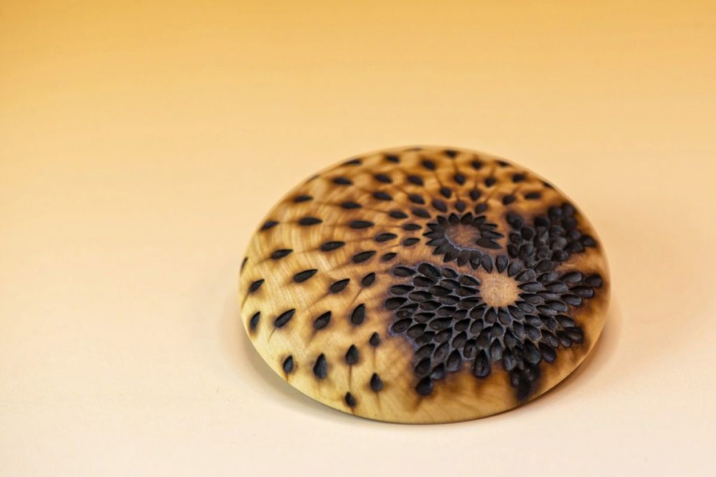 Bouton d'or - une création unique de Coralie Saramago en Buis - texture à la pyrogravure