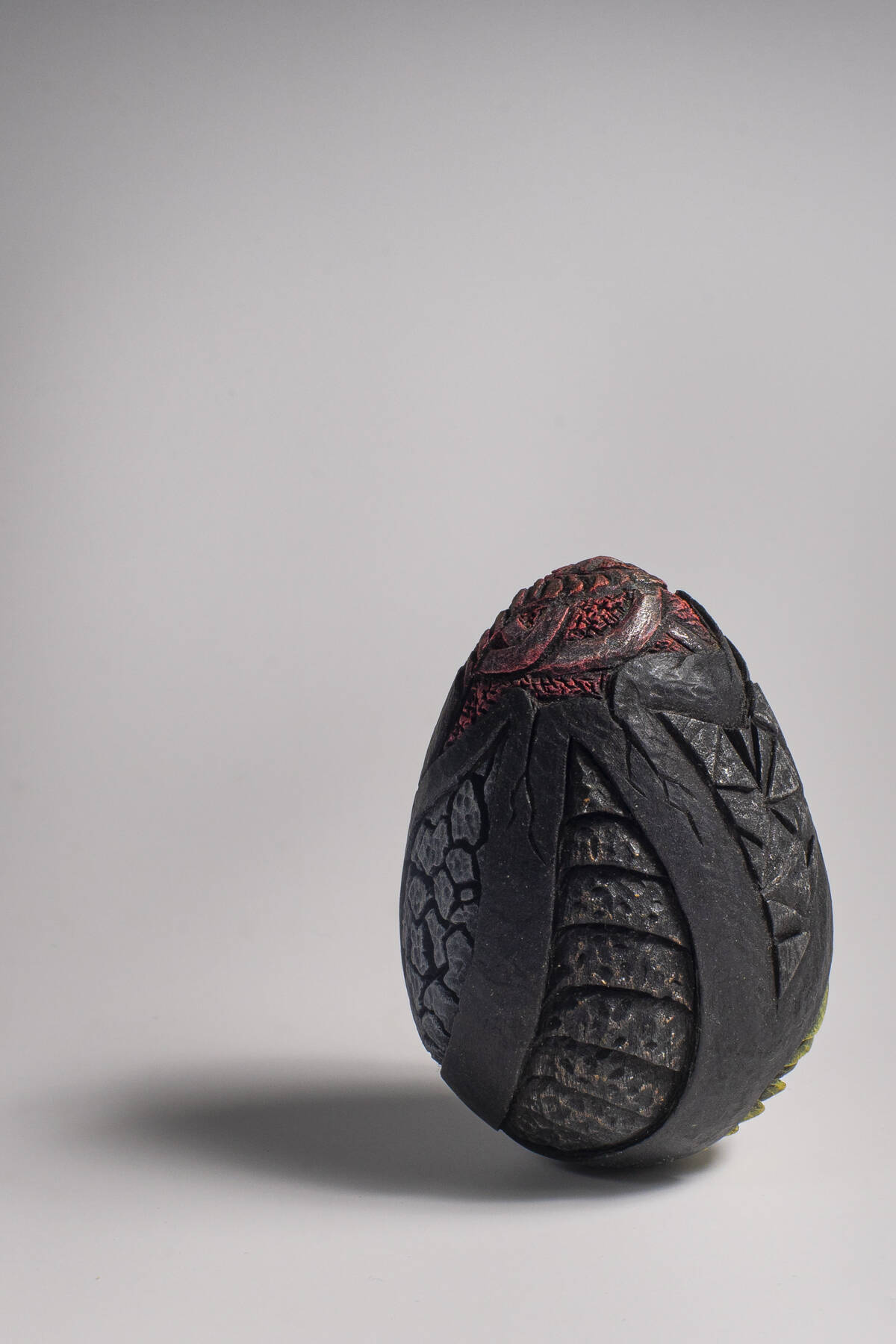 Dragon Egg, Sculpture pyrogravée - une création unique de Coralie Saramago - crédits photo : Boris Bineau