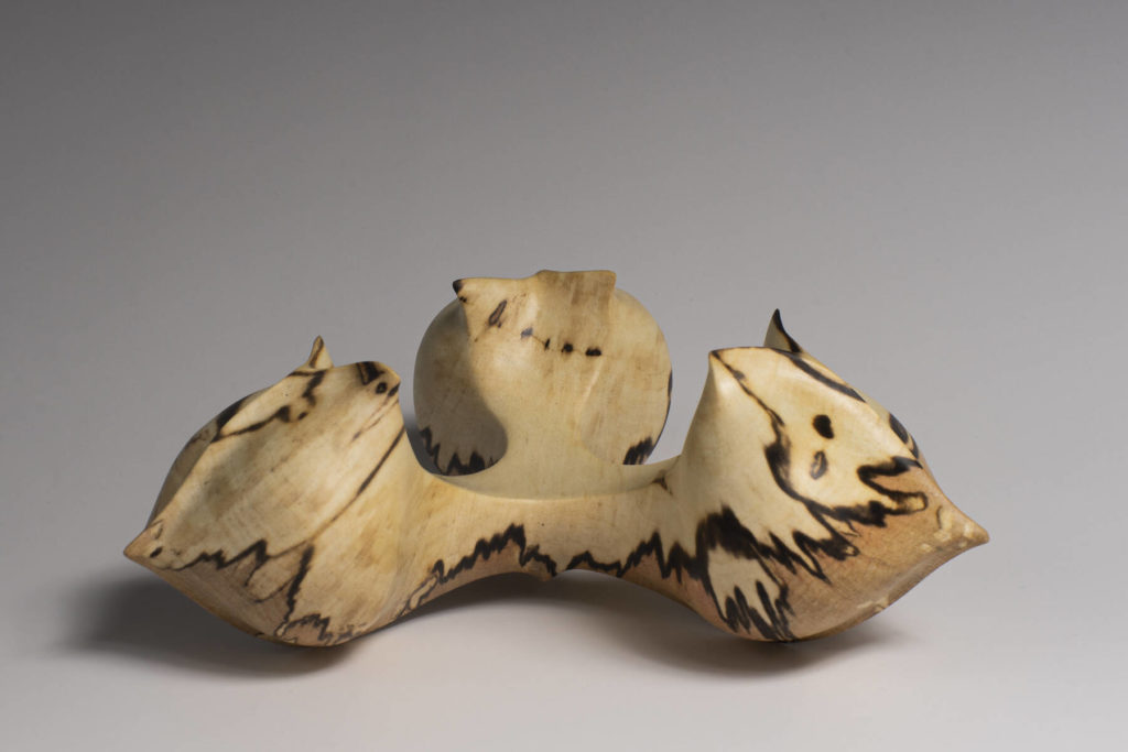 Vue globale de profil de "Graine de Liens", Trois cœurs unis, en bois de charme échauffé - création originale de Coralie Saramago
