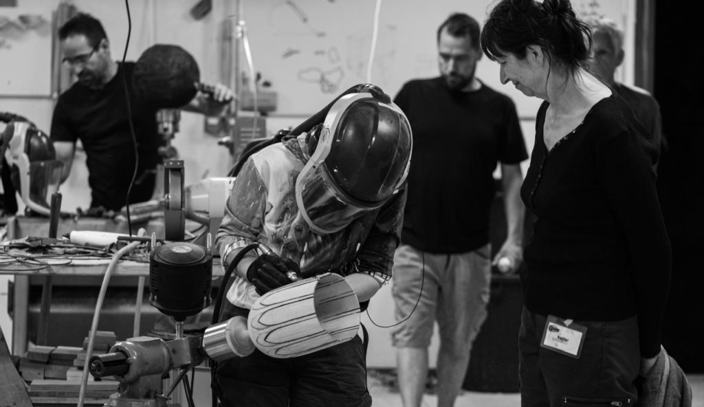 Coralie Saramago en train d'entamer la découpe de la future pièce "Cocoon" au milieu de l'atelier collectif pendant l’évènement le Grand Atelier 2023