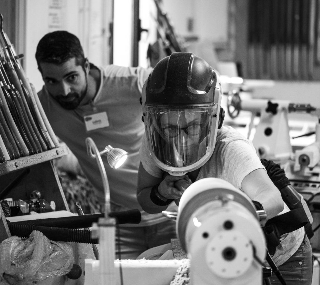 Coralie Saramago en train de faire le creusage profond de la future pièce "Cocoon" guidée et soutenue par Ludovic Deplanque pendant l’évènement le Grand Atelier 2023