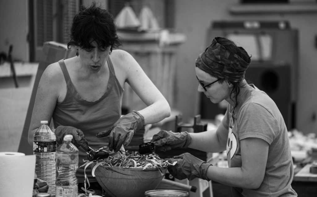 Coralie Saramago et Magalie Dubois en plein expérimentation d'impression de copeaux de bois pendant l’évènement le Grand Atelier 2023