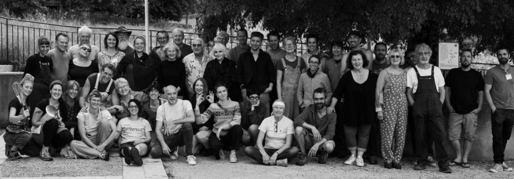 Photo de groupe des participants et bénévoles présents à l’évènement le Grand Atelier 2023