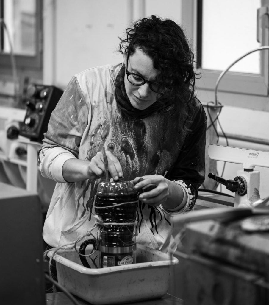 Coralie Saramago en train d'expérimenter la gravure à l'acide sur la future pièce "sur un mur" pendant l’évènement le Grand Atelier 2023